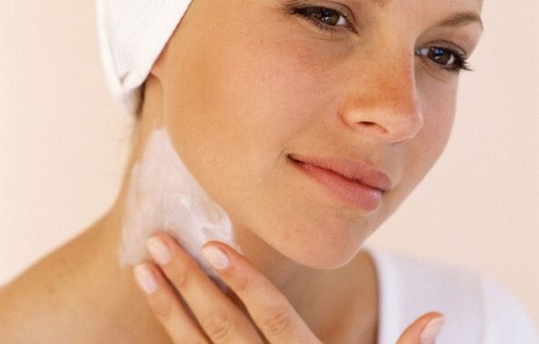 Applying a cream to rejuvenate the skin of the neck and décolleté